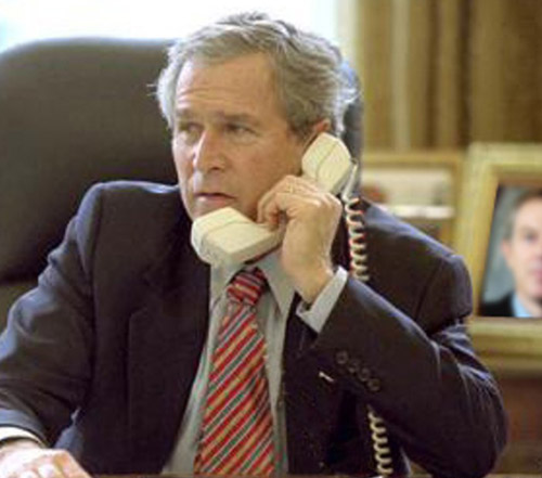 ¿Por qué Bush permaneció impasible al enterarse del ataque del 11-S? You+can+fake+an+image+of+anyone+holding+a+phone+_4703ba5b359debd071969e011eccdc85