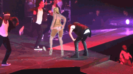justin+bieber+throws+up+on+stage.+justin+bieber+throws+up_d07ad0_4135582.gif