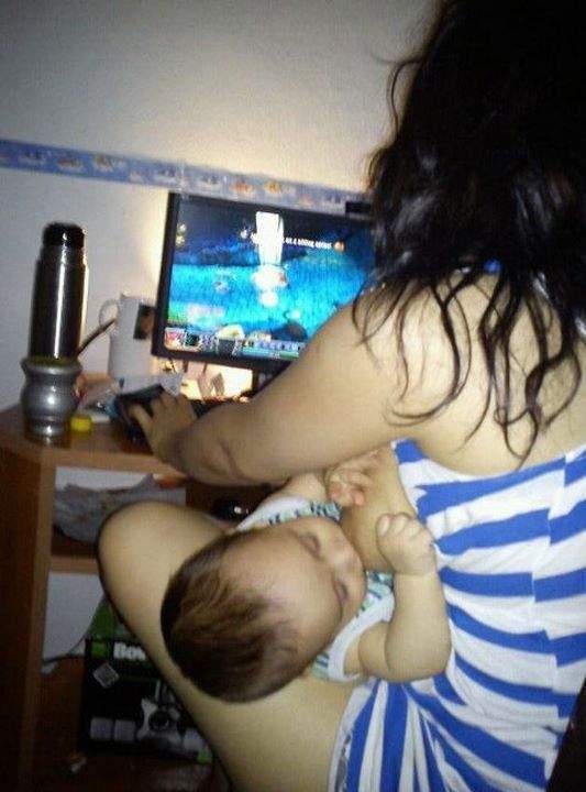 Parental...+win+.+Cool+moms+play+videogames+while+they+breastfeed+their_47aa76_3125112.jpg