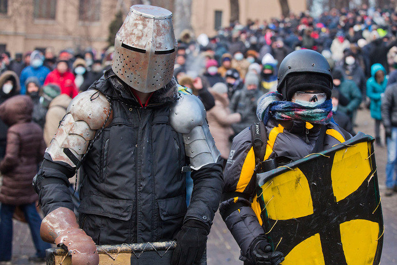 De nuevo el nuevo topic de las polleces encontradas por ahí - Página 2 Ukraine+protesters.+They+gonna+get+medieval+on+your+ass_9992bb_4985923