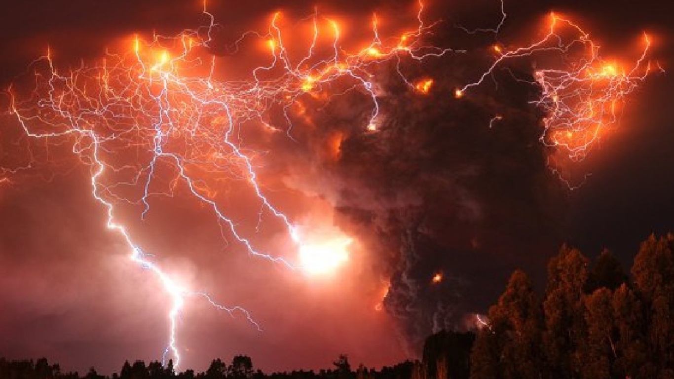 This+is+lightning+during+a+volcanic+eruption+if+any1+wants+_de54ea3429fd4d251ee9a8e3e652dd3d.jpg