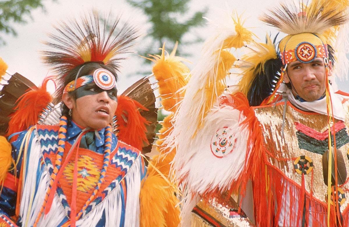 Какие народы коренные в северной америке. Индейцы Канады народы Канады. Северные индейцы Канады. Традиции индейцев. Коренное население Канады.
