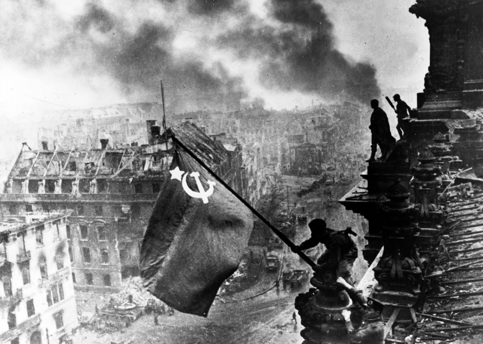 фотография советский флаг над рейхстагом
