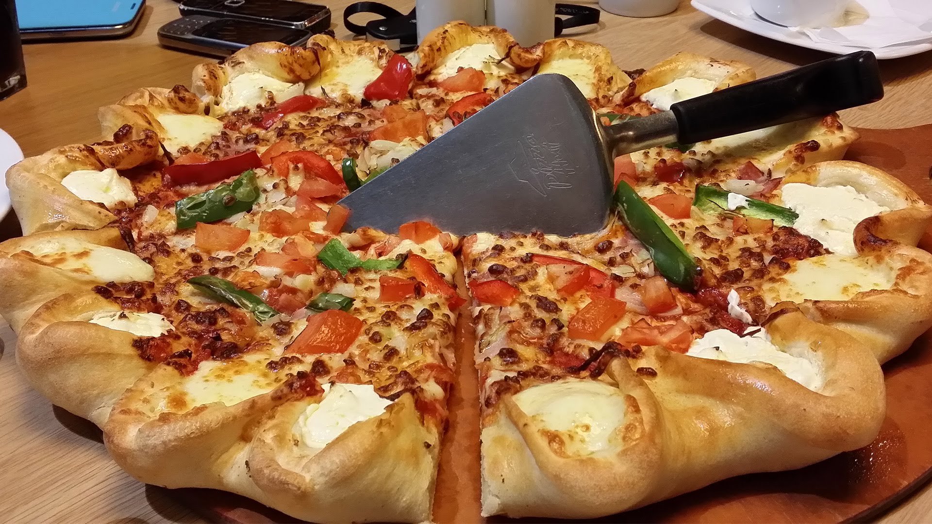 Тесто хат. Pizza Hut Ереван. Пицца корона pizza Hut. Праздничный стол с пиццей. Абхазская пицца.