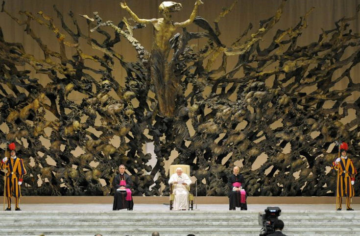fake news - Le pape François estime que les fake news s'inscrivent dans les desseins du diable Demonic+pope+throne_0759b4_5487164