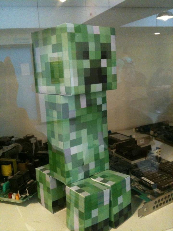 Creeper Minecraft Made Paper Real Life Foto stock 2058235526